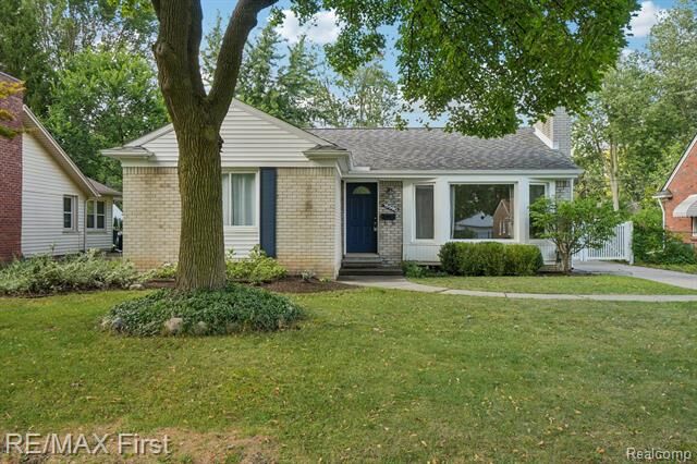 Property Photo:  15590 Buckingham Avenue  MI 48025 