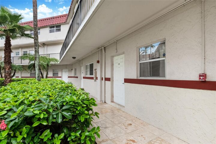 8650 SW 67th Ave 1018  Pinecrest FL 33156 photo