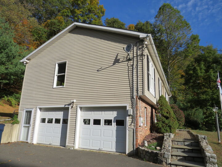 Property Photo: 15 Hayestown Heights CT 06811