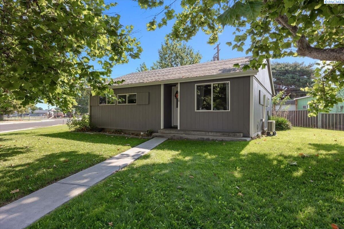 Property Photo:  1118 Potter Ave  WA 99354 