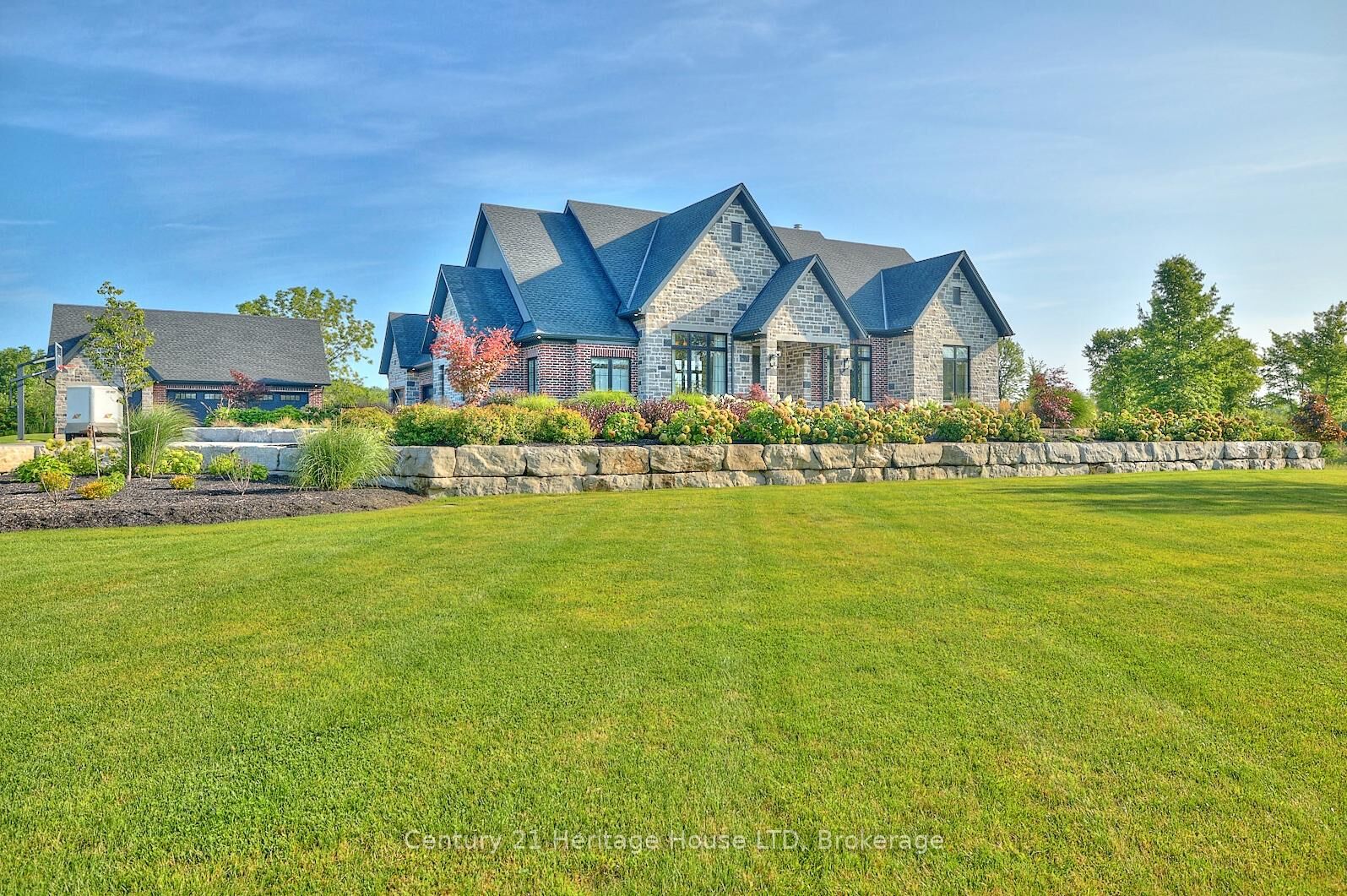 Photo de la propriété: 1716 Rebecca Street ON L2A 5M4