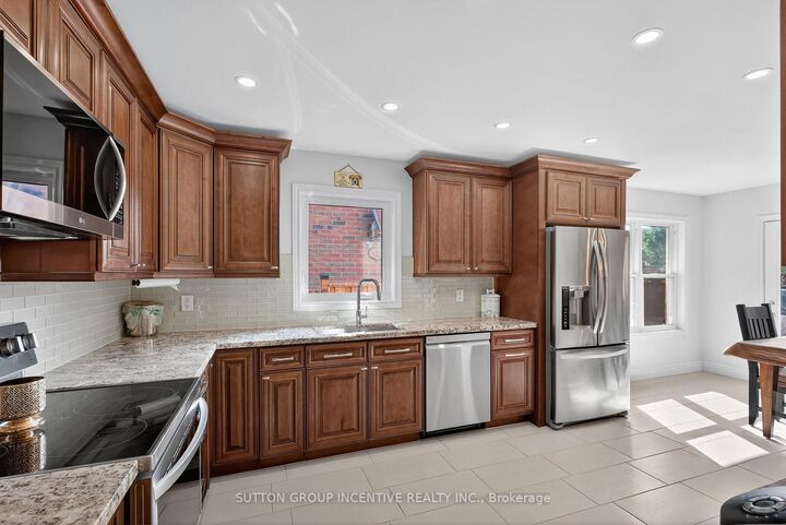 Property Photo:  6 Sundew Drive  ON L4N 9L9 