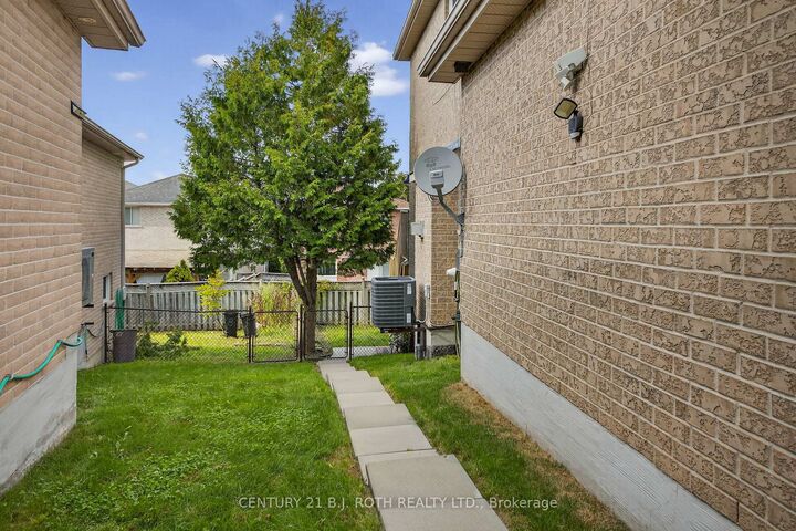 Property Photo: 7 Round Leaf Court ON L4N 9N3