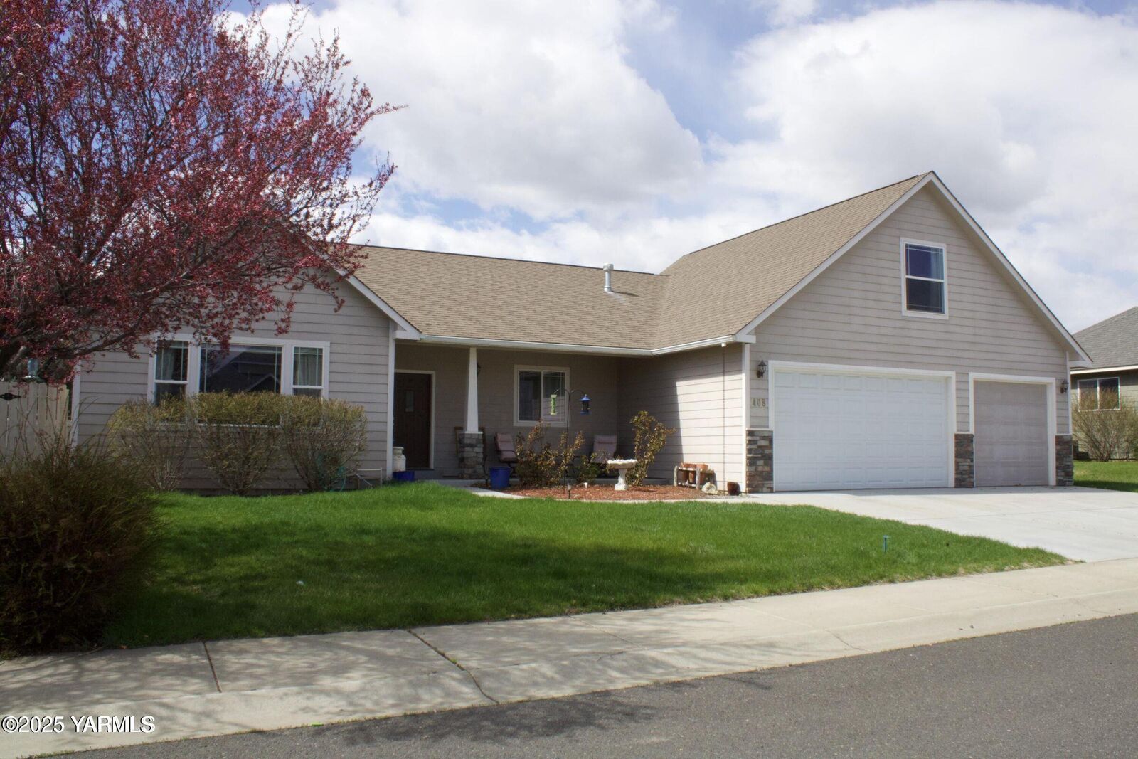 Property Photo:  408 S 93rd Ave  WA 98908 