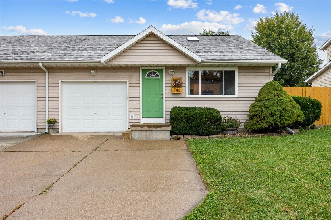 Property Photo:  740 Molly Drive  IA 52317 