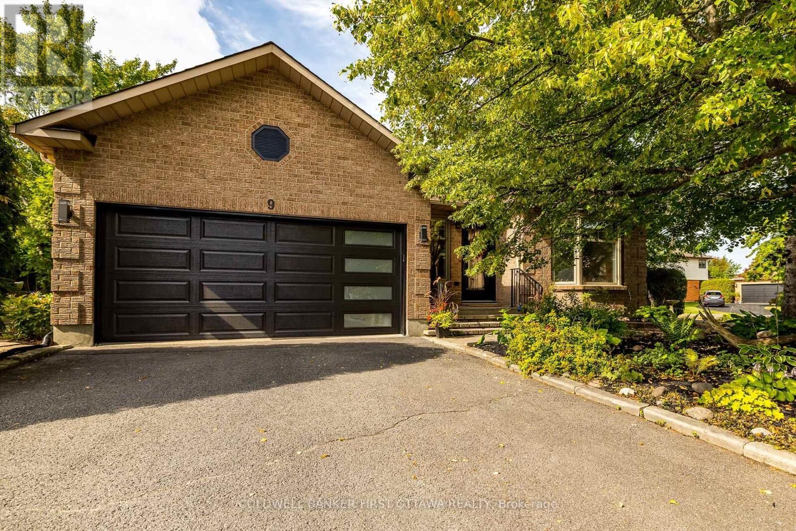 Property Photo: 9 Lone Meadow Trail ON K2S 1C9