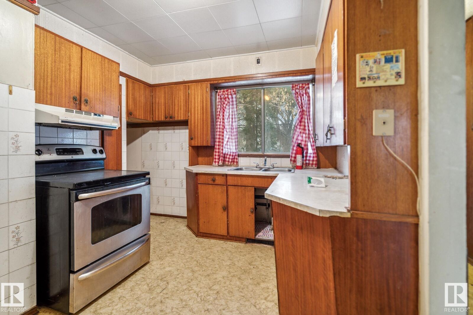 Property Photo: 12125 40 Street NW AB T5W 2L4