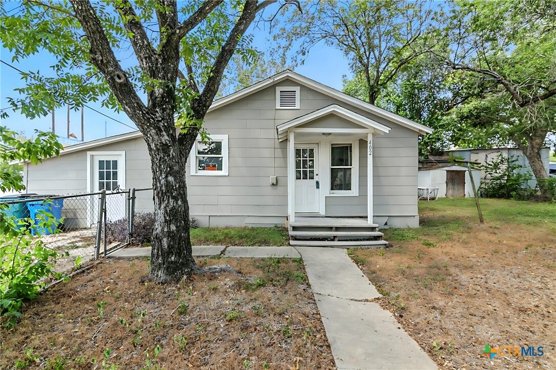 Property Photo: 402 Michna Street TX 78155