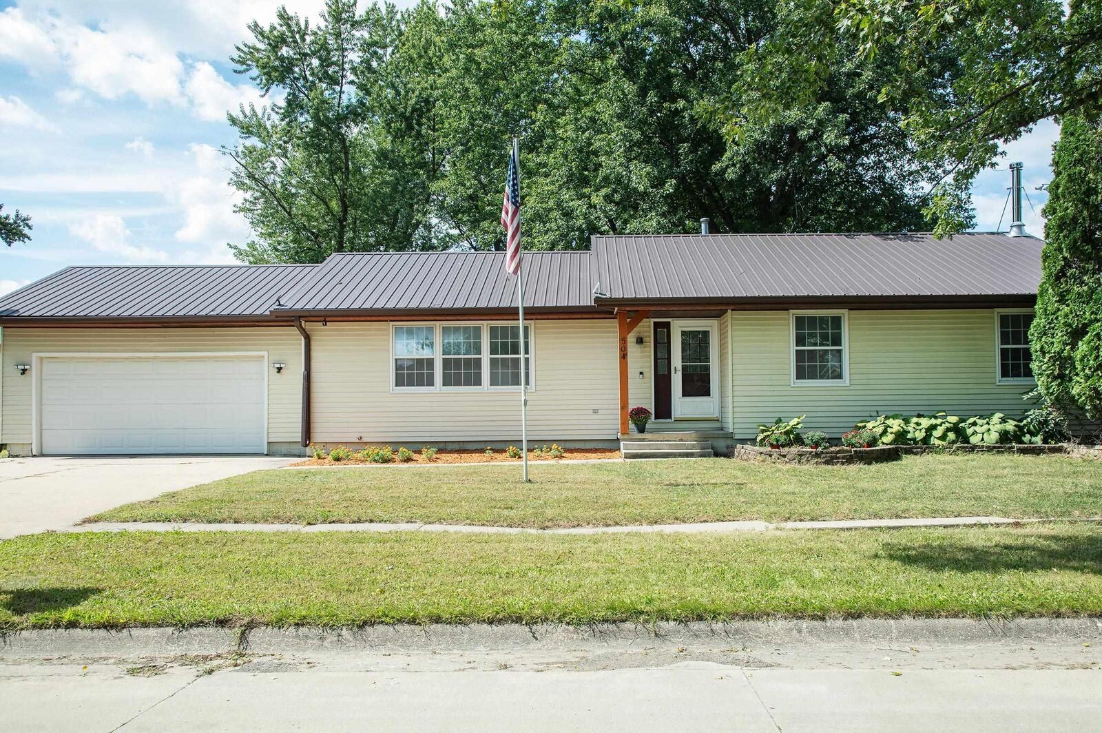 Property Photo:  504 Joseph Road  IA 50626 