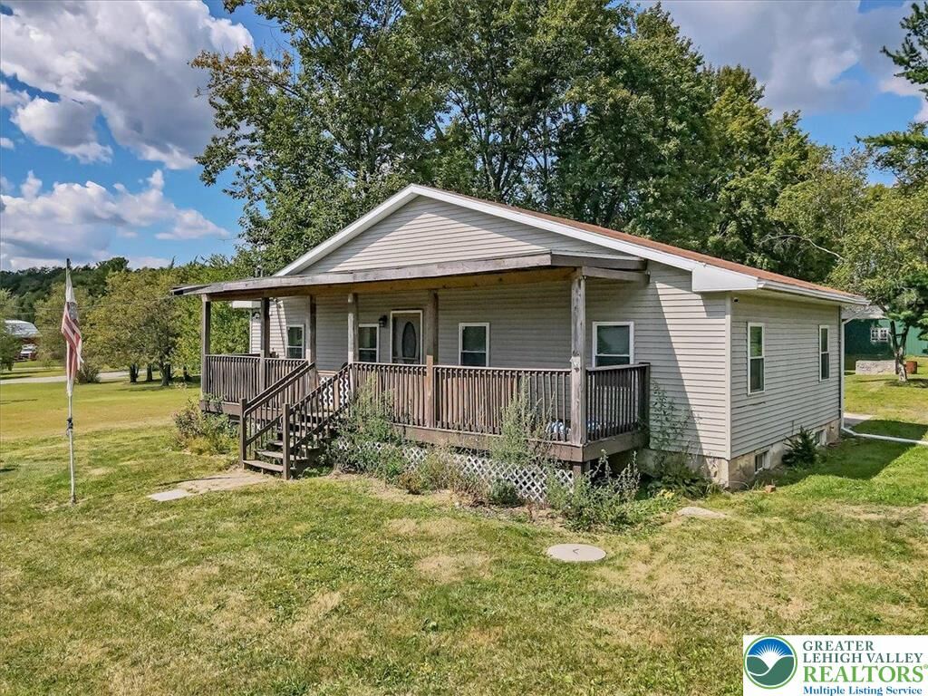 Property Photo:  119 Rolling View Drive  PA 18071 