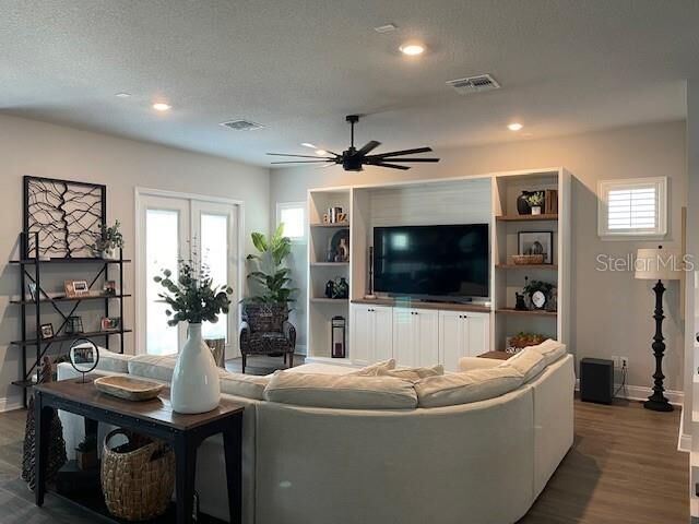 Property Photo: 640 Rosewood Way FL 32746