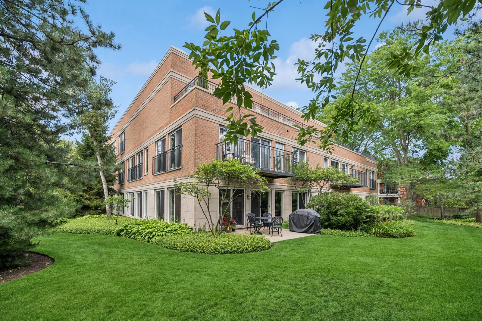 Property Photo:  119 E Laurel Avenue 207  IL 60045 