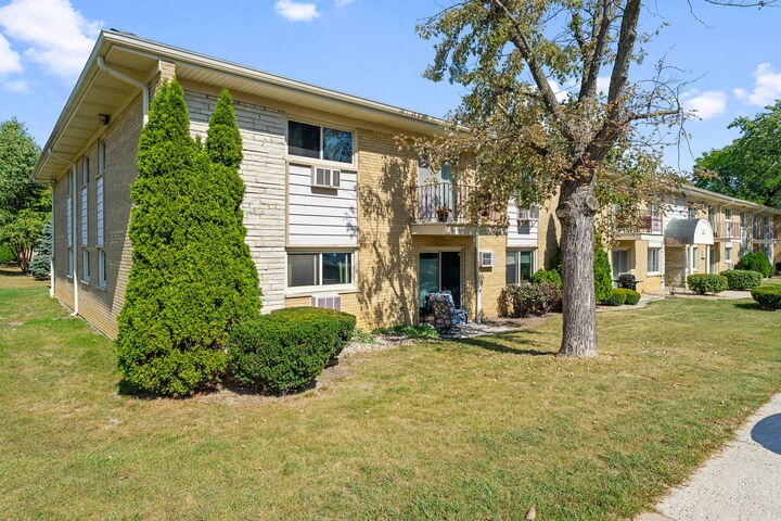 Property Photo:  550 Chase Drive 2  IL 60514 