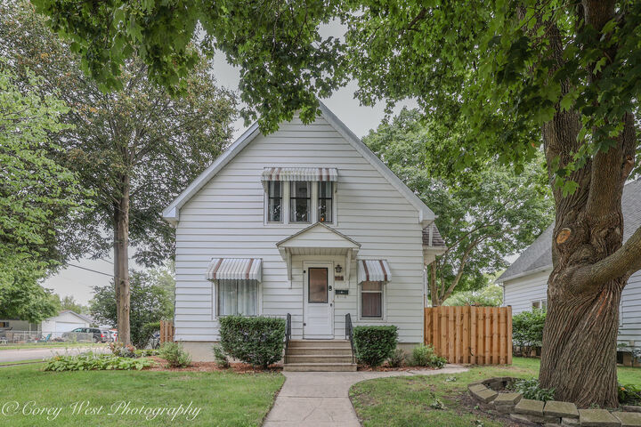 Property Photo: 928 N 14th Street IL 60115