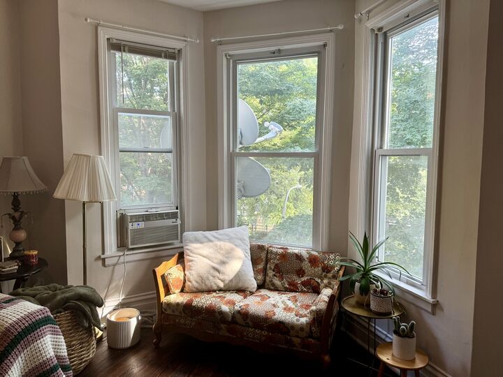 Property Photo: 1322 W Melrose Street 2 IL 60657