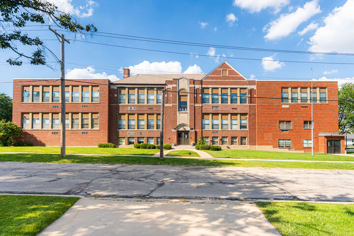 Property Photo: 530 E Highland Avenue B-5 IL 60181