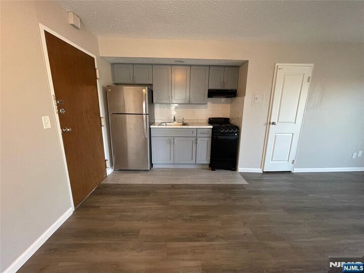 Property Photo:  125 Lawrence Street 12B  NJ 07601 