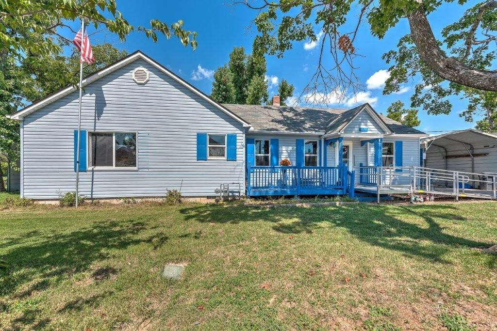 Property Photo: 415 W Persimmon Street AR 72756