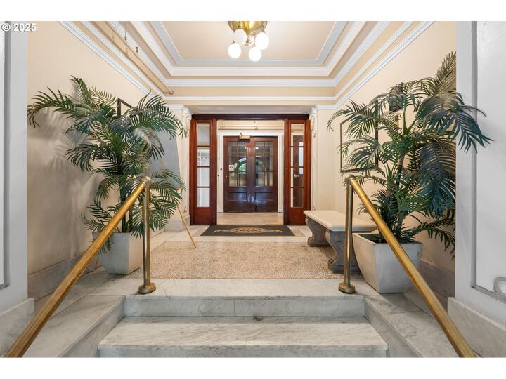 Property Photo: 410 NW 18th Ave 103 OR 97209