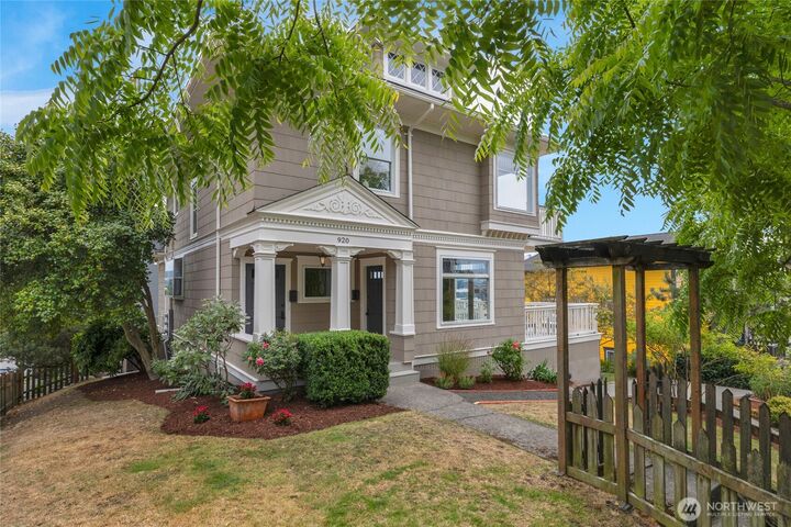 Property Photo: 920 4th Avenue N WA 98109