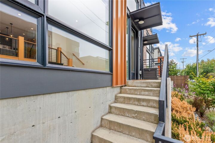 Property Photo: 2364 Franklin Avenue E B WA 98102