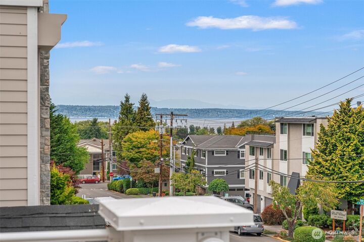 Property Photo: 400 Walnut Street 301 WA 98020