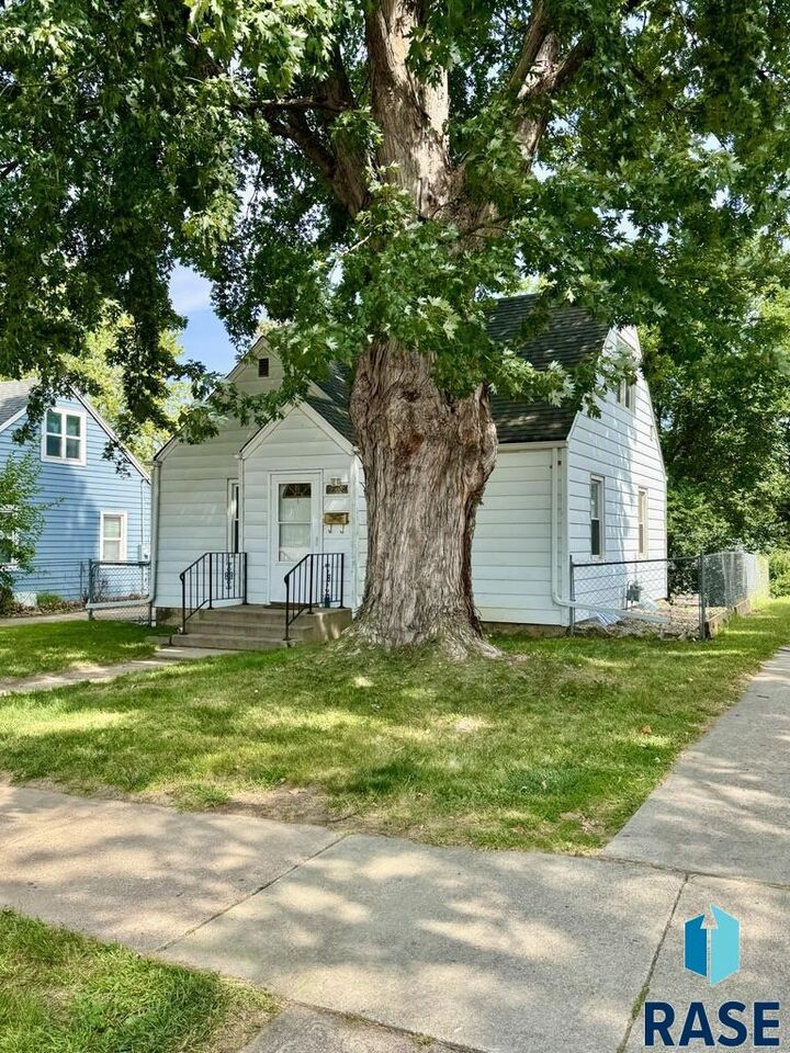 Property Photo: 2208 S Willow Ave SD 57105