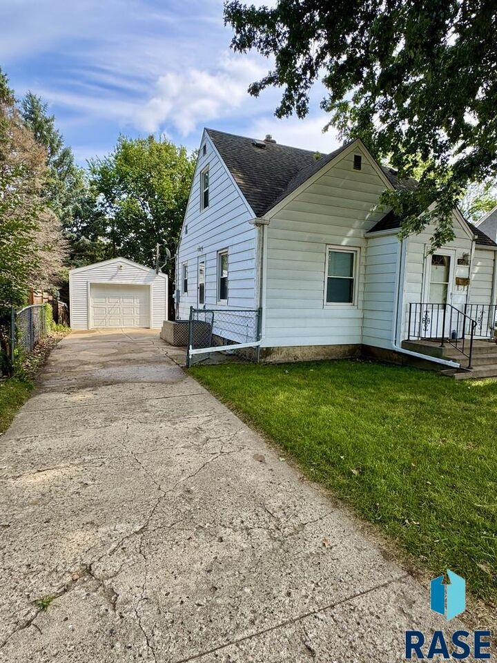 Property Photo: 2208 S Willow Ave SD 57105