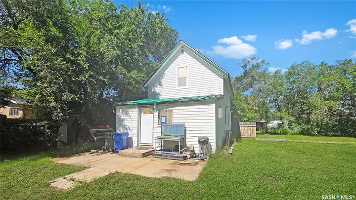 Property Photo:  1907 14th Street W  SK S6V 3P3 