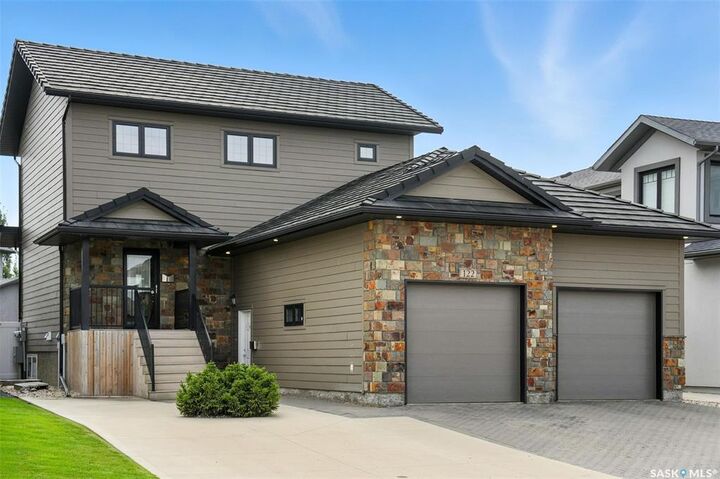 Property Photo:  122 Roy Crescent  SK S7W 0K9 