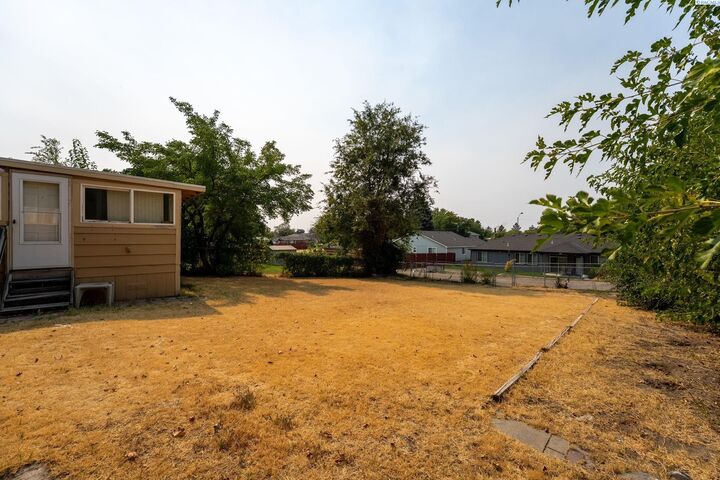 Property Photo: 512 S Douglas Ave WA 99301