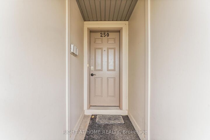 Photo de la propriété:  250 Espin Heights  ON K2J 0Y8 