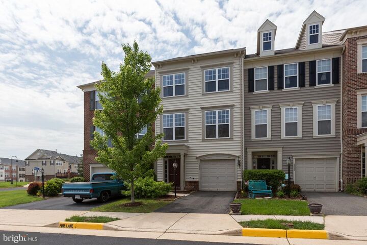 Property Photo: 43237 Highgrove Terrace VA 20148