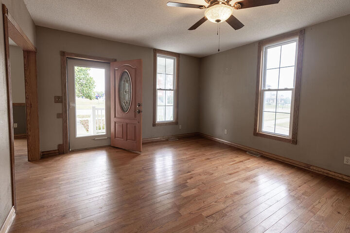 Property Photo:  801 Court St  MO 65251 