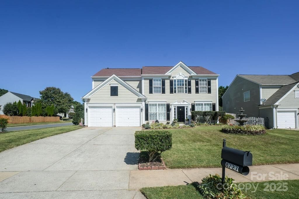 Property Photo: 8727 Fieldcroft Drive NC 28277
