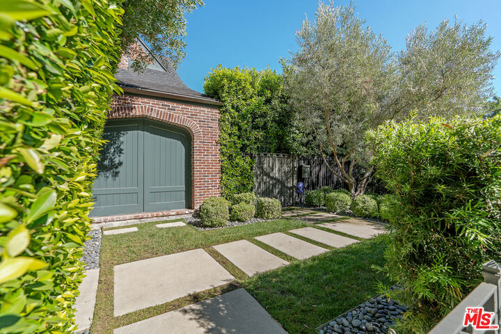Property Photo: 560 S Bronson Ave CA 90020