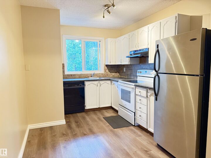 Property Photo:  11805 32A Avenue NW  AB T6J 5K8 