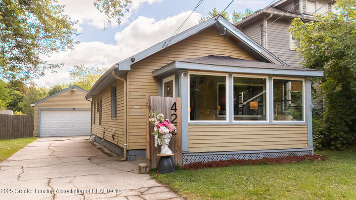 425 S Hayford Avenue  Lansing MI 48912 photo