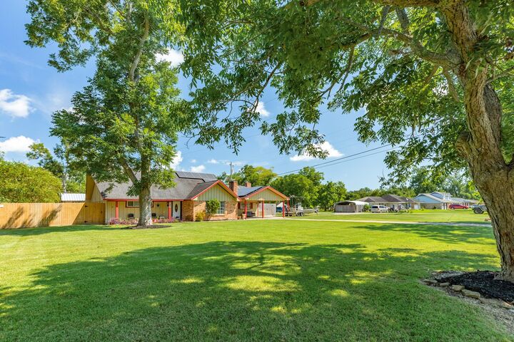 Property Photo:  900 W Mulberry Street  TX 77515 