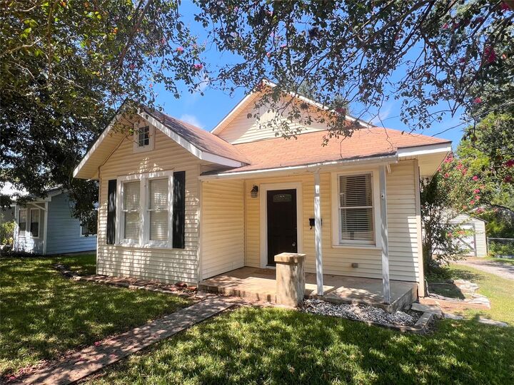 Property Photo:  204 W Chauncy Street  TX 77833 