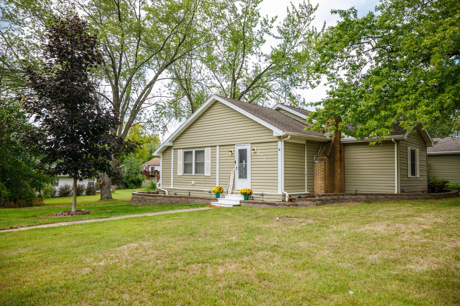 Property Photo:  225 Park Ave  WI 53181 