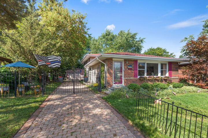 Property Photo: 2176 N Westmoreland Drive IL 60074