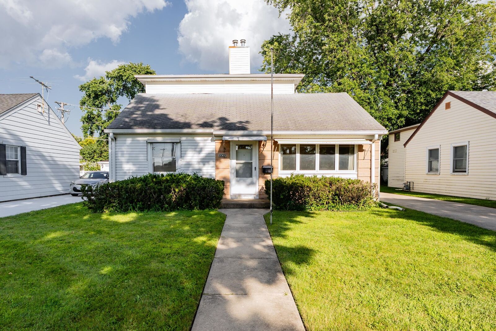 Property Photo: 1535 Beach Avenue IL 60526