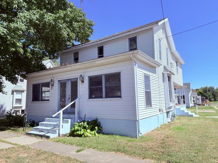 402 N Madison Street  Clinton IL 61727 photo