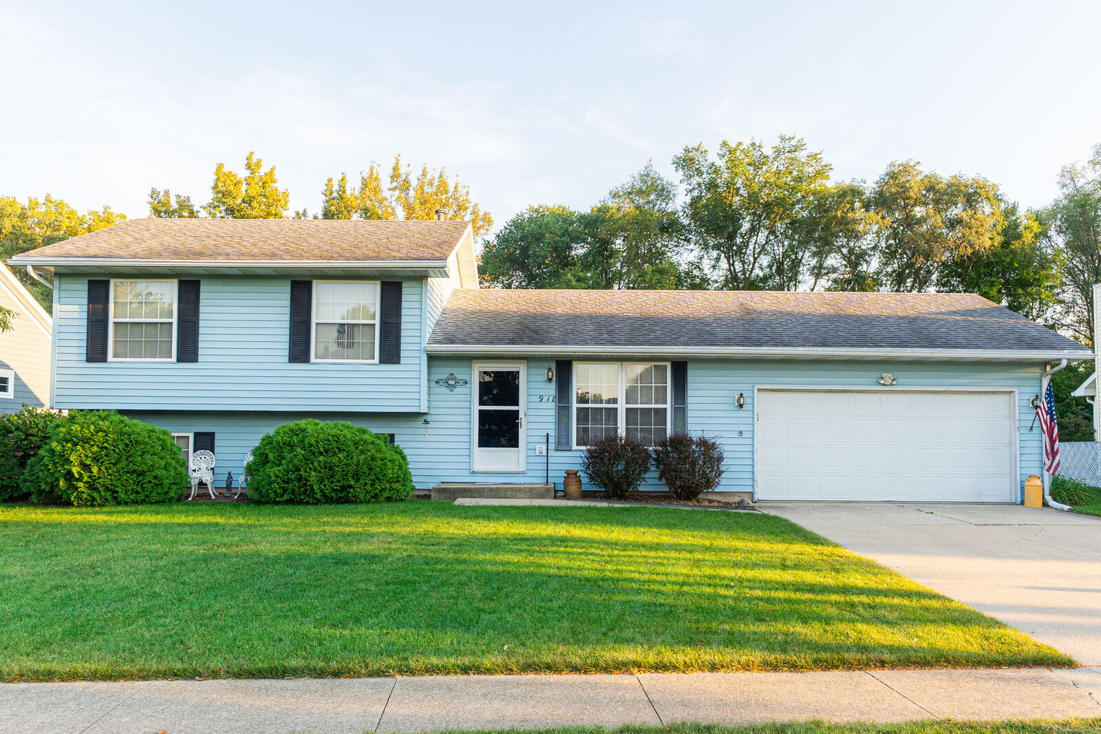 Property Photo:  918 Janet Street  IL 60178 
