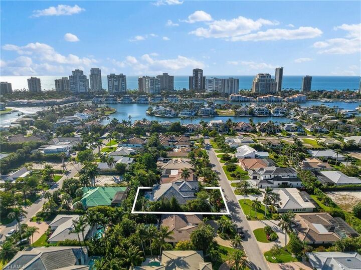 Property Photo: 532 Pine Grove Ln FL 34103