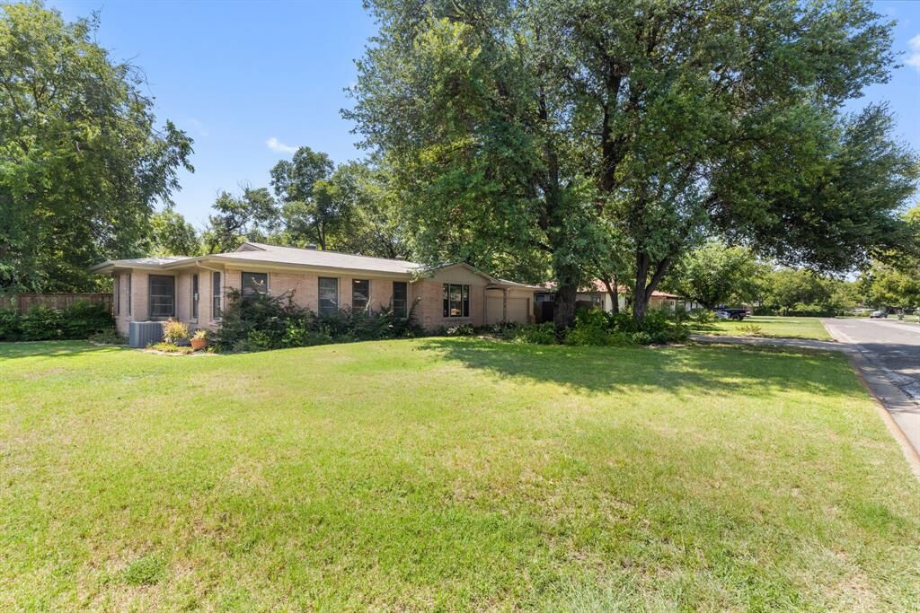 Property Photo: 7316 Coronet Avenue TX 76180