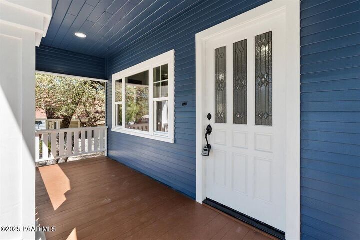 Property Photo:  337 S Mt Vernon Avenue  AZ 86303 