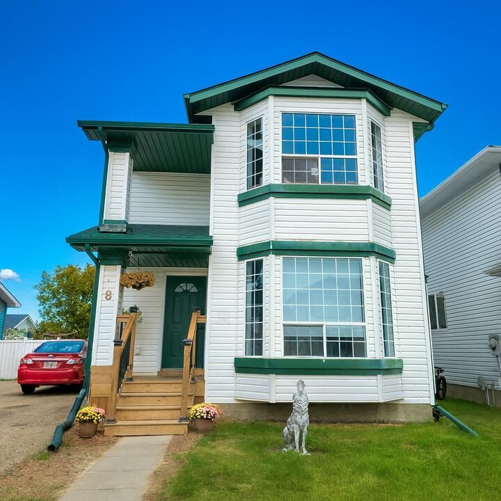 8 Woodside Circle NW  Airdrie AB T4B 2H8 photo