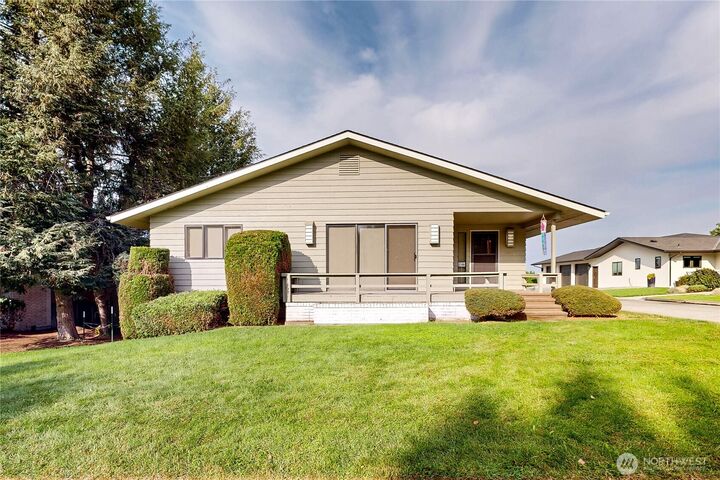 Property Photo:  2441  Country Club Road  WA 99362 
